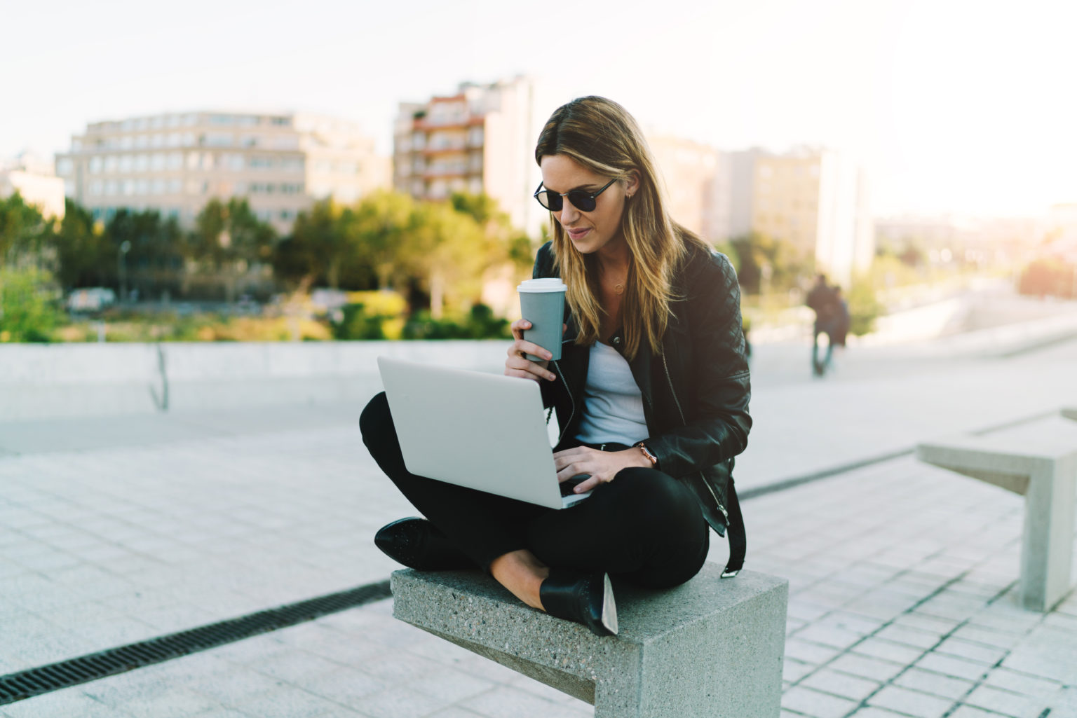 woman_with_laptop